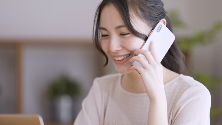 電話している女性